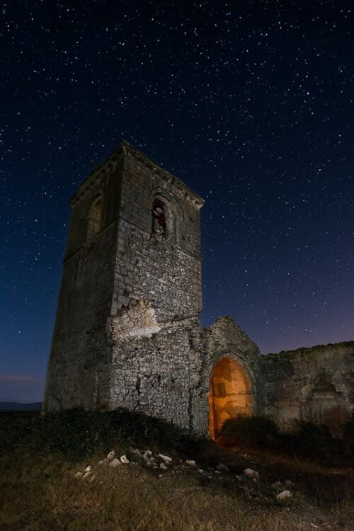 Fotografia nocturna. La iglesia quemada. Iluminación cenital.